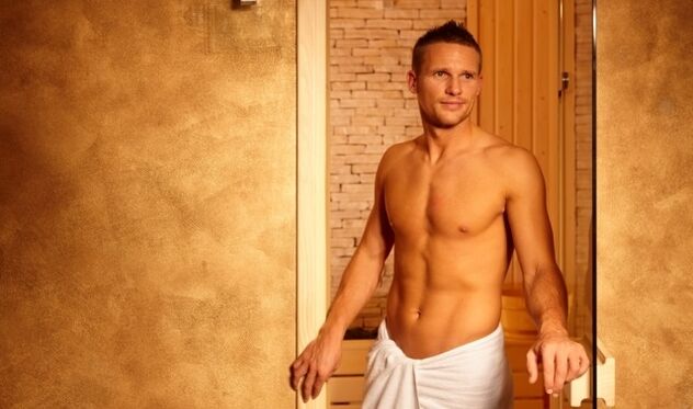 阴茎增大前在澡堂里的男人