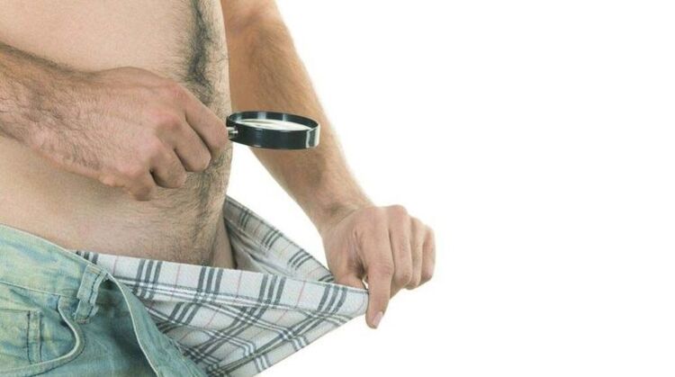 一个男人看着他的内裤，想着用苏打水来增大阴茎