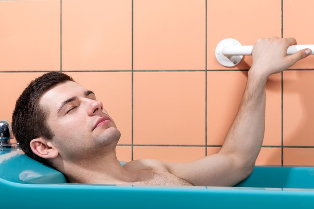 一个男人用小苏打洗澡以扩大他的阴茎